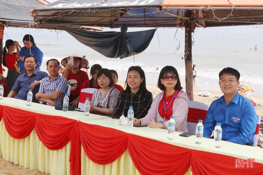 Đại diện Vụ Thông tin - Văn hóa, Ủy ban Nhà nước về người Việt Nam ở nước ngoài (Bộ Ngoại giao) và Tỉnh đoàn Hà Tĩnh cùng tham dự Trại hè Việt Nam năm 2024.