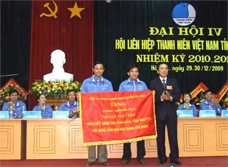 Thay mặt lãnh đạo tỉnh, Phó Bí thư Thường trực Tỉnh uỷ Đinh Xuân Việt trao tặng Hội LHTN Hà Tĩnh bức trướng: "Thanh niên Hà Tĩnh nỗ lực học tập, đoàn kết, sáng tạo, xung kích, tình nguyện, xây dựng tỉnh nhà giàu mạnh, văn minh".
