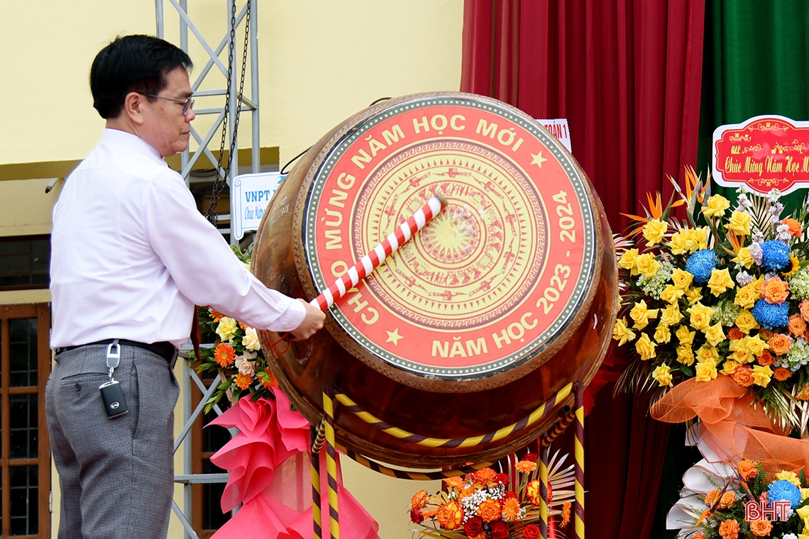 Lãnh đạo Hà Tĩnh chung vui ngày khai giảng năm học mới với giáo viên, học sinh các trường