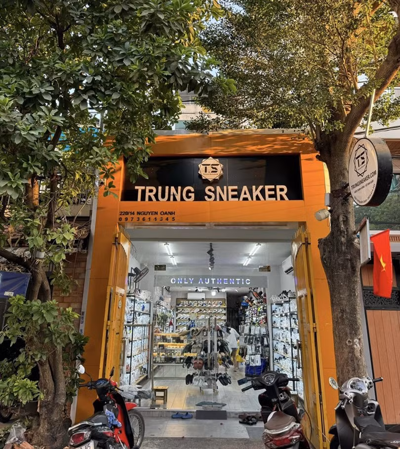 trung-sneaker-2.jpg