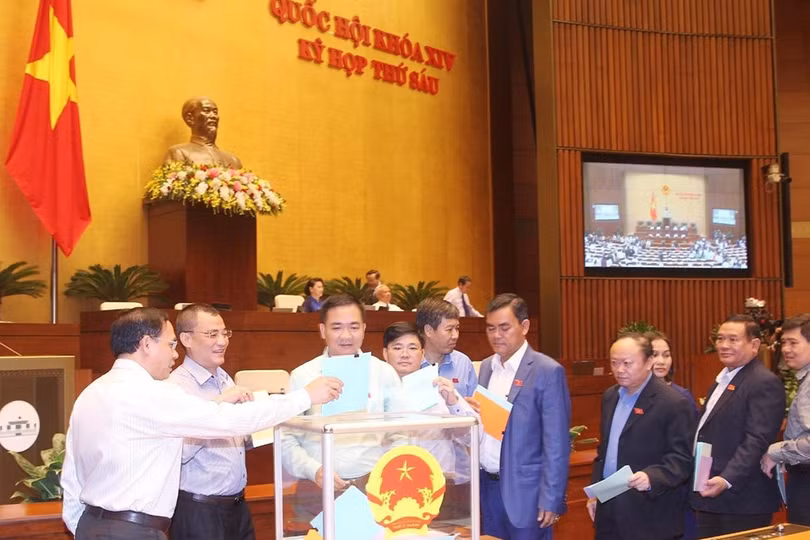 Hình ảnh đại biểu lấy phiếu tín nhiệm đối với 48 chức danh