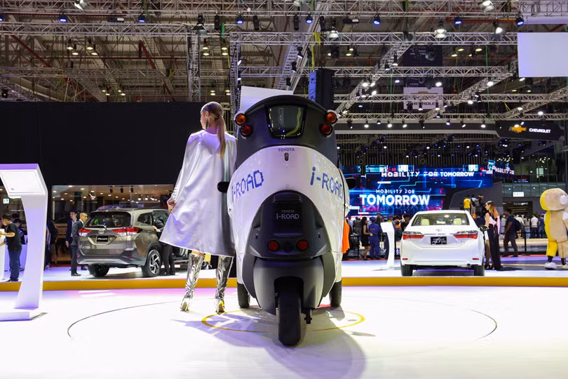 Xe điện ba bánh Toyota i-ROAD - chống ùn tắc cho đô thị nhiều xe hơi
