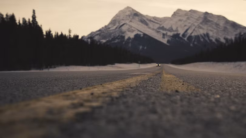 Hồ bong bóng băng kỳ lạ ở Canada