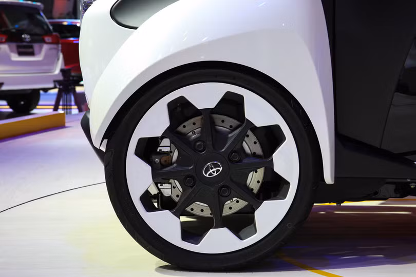 Xe điện ba bánh Toyota i-ROAD - chống ùn tắc cho đô thị nhiều xe hơi