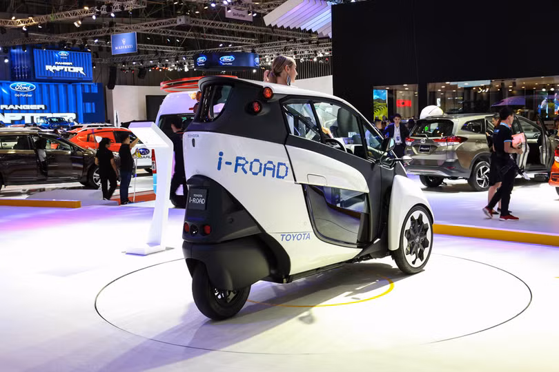 Xe điện ba bánh Toyota i-ROAD - chống ùn tắc cho đô thị nhiều xe hơi