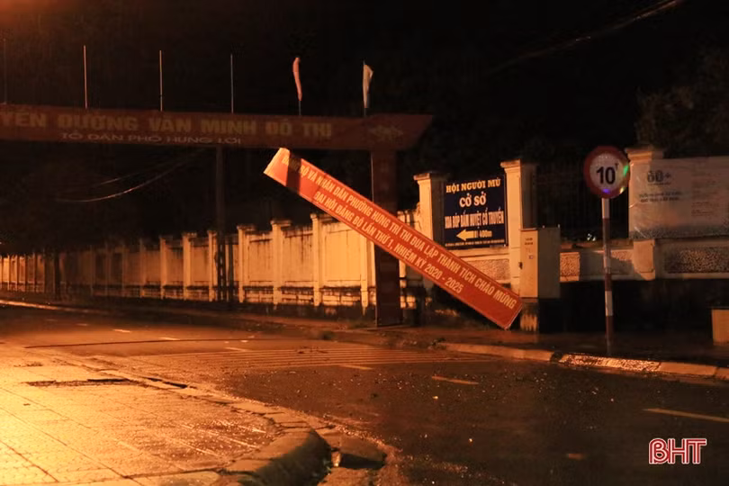 Tố lốc trong đêm “quật ngã” nhiều cây xanh, bay biển quảng cáo ở thị xã Kỳ Anh
