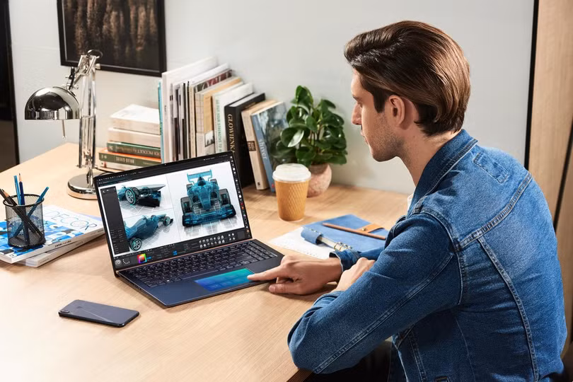 Phần cứng: Ngày nay, công việc văn phòng không chỉ đòi hỏi word, excel. Thế hệ người dùng mới ngày càng năng động, với khối lượng và phạm vi công việc rộng lớn hơn. Vì thế, laptop phù hợp cần có phần cứng đủ mạnh mẽ để xử lý đa tác vụ. Với bộ xử lý Intel Core đến i7, card đồ họa GeForce GTX, bộ nhớ RAM đến 16 GB 2.133 MHz và bộ nhớ trong SSD lên đến 1 TB, ZenBook 13/14/15 có thể "cân" tốt nhiều nhiệm vụ, từ tài liệu phức tạp, thiết kế video, hình ảnh, đồ họa đến chơi game, giải trí... Người dùng văn phòng chú ý điều gì khi tìm mua laptop?