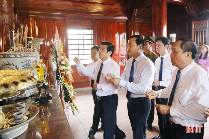 Lãnh đạo Hà Tĩnh dâng hương tưởng niệm Chủ tịch Hồ Chí Minh nhân kỷ niệm 130 năm ngày sinh của Người