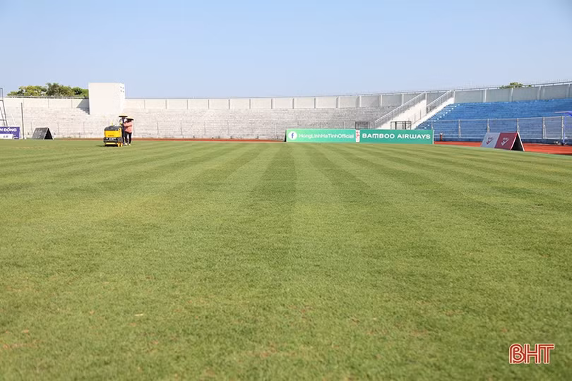 Cận cảnh mặt cỏ SVĐ Hà Tĩnh trước ngày đội nhà gặp Fico Tây Ninh
