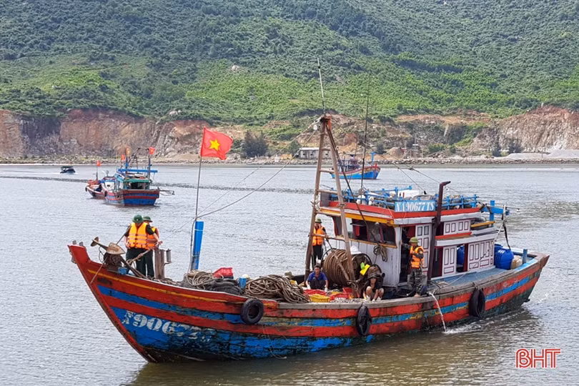 BĐBP Hà Tĩnh tiếp tục bắt giữ cặp tàu công suất lớn khai thác hải sản tận diệt bằng giã cào