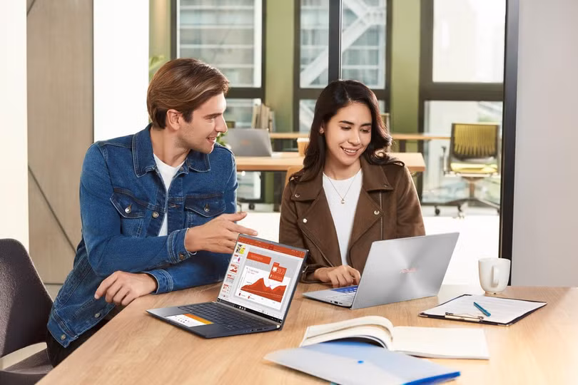 Độ bền và thời lượng pin: Người dùng văn phòng tất nhiên cần chiếc laptop bền bỉ và có thể hoạt động liên tục trong một thời gian dài. Nắm bắt điều này, ZenBook thế hệ mới được trang bị viên pin 3-4 cell, cùng Wi-Fi 6 giúp tiết kiệm pin, cho phép người dùng làm việc mà không lo hết pin giữa chừng. Máy cũng được chứng nhận đạt tiêu chuẩn độ bền quân sự Mỹ (MIL-STD 810G), cho bạn thoải mái di chuyển suốt ngày dài. Người dùng văn phòng chú ý điều gì khi tìm mua laptop?