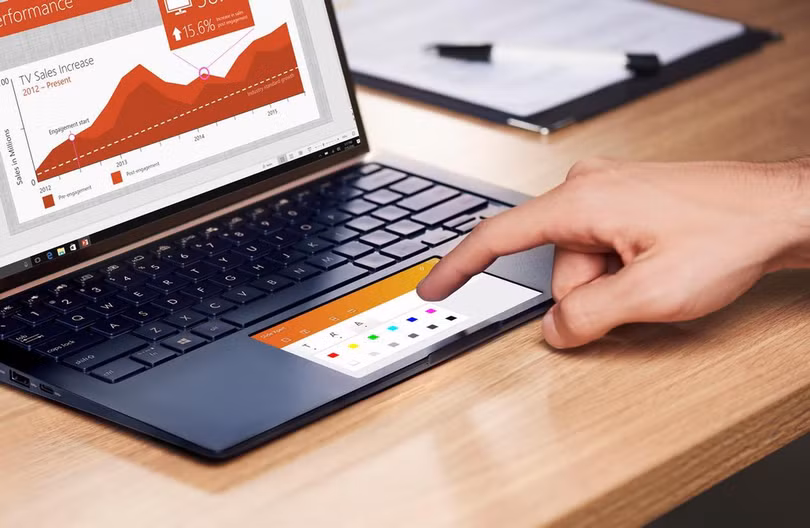 Không gian làm việc: Laptop cho người dùng văn phòng, đặc biệt là người cần thực hiện nhiều tác vụ, vừa phải nhỏ gọn, vừa tối ưu không gian làm việc. Ở dòng ZenBook 13/14/15 mới, màn hình chính áp dụng công nghệ viền NanoEdge, tăng tỷ lệ hiển thị hơn 90%. Đồng thời, màn hình phụ ScreenPad 2.0 có kích thước đến 6,56 inch và phần mềm chuyên biệt cho phép người dùng thao tác song song, mở nhiều ứng dụng hỗ trợ mà không ảnh hưởng tới màn hình làm việc chính. Người dùng văn phòng chú ý điều gì khi tìm mua laptop?