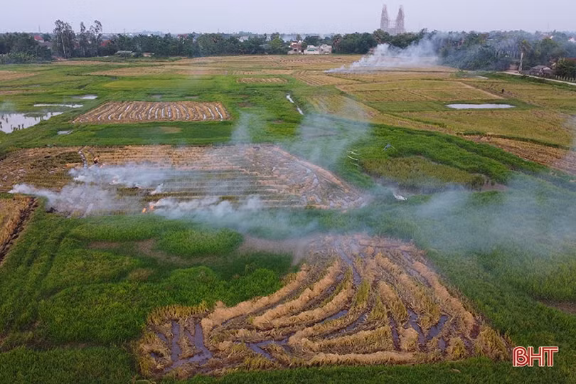 Khói rơm mù mịt cản trở giao thông trên tuyến đường vừa rộng vừa đẹp của TP Hà Tĩnh