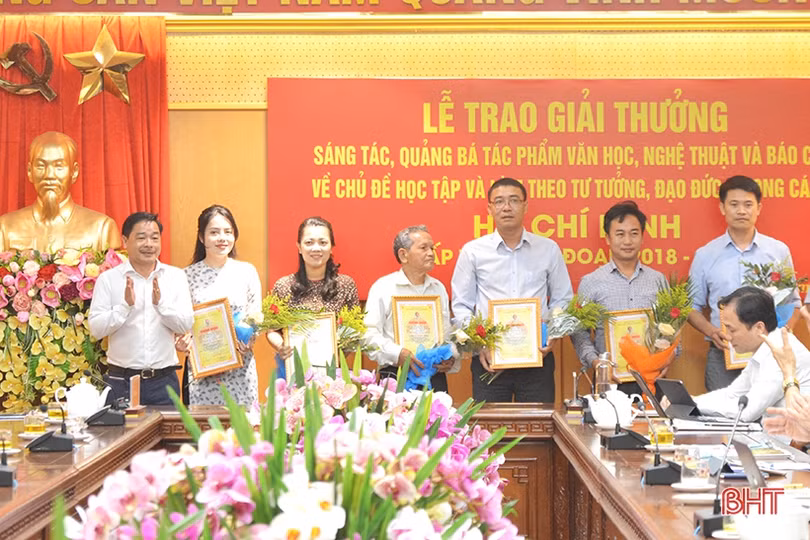 Hà Tĩnh trao 21 giải thưởng sáng tác, quảng bá về chủ đề học tập và làm theo Bác Hồ