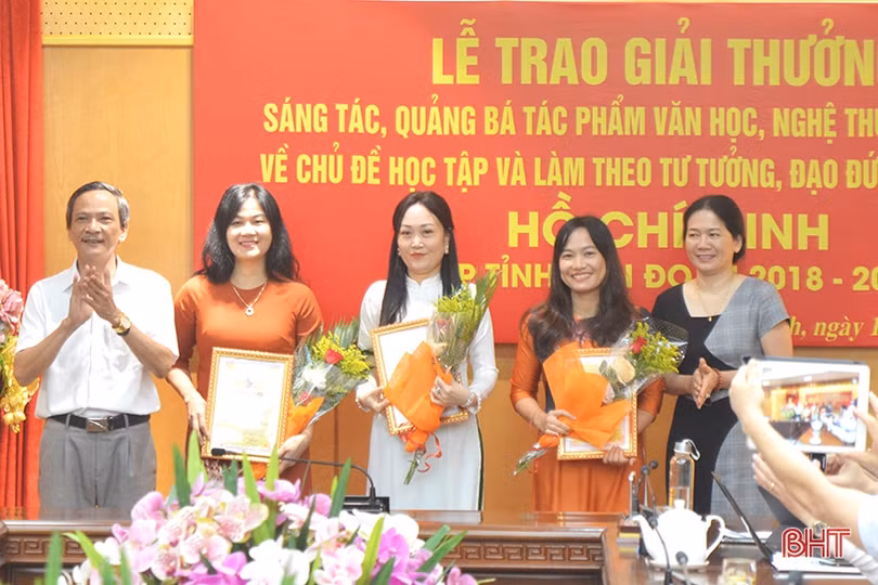 Hà Tĩnh trao 21 giải thưởng sáng tác, quảng bá về chủ đề học tập và làm theo Bác Hồ