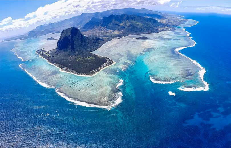 Bí ẩn về ngọn thác dưới đáy biển ở Mauritius