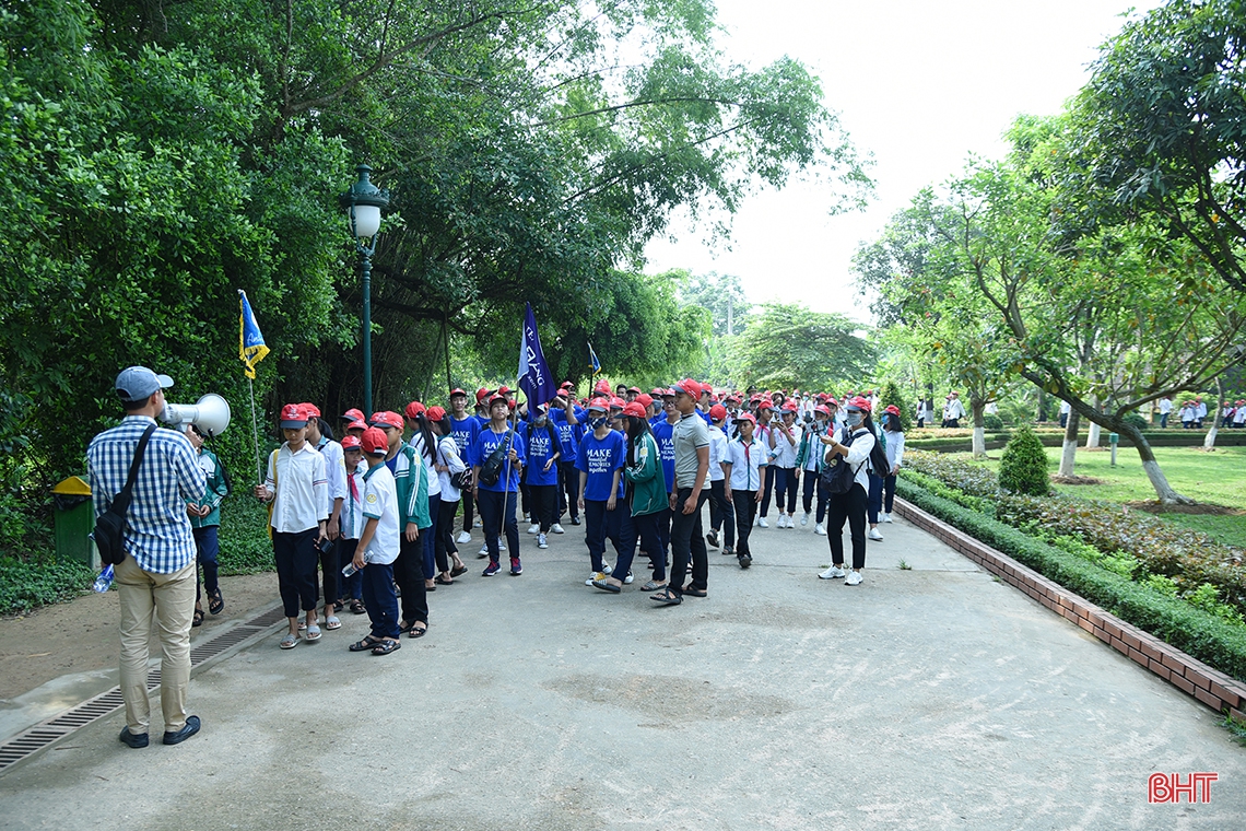 Du khách 3 miền nườm nượp về thăm quê Bác