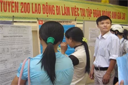 Người lao động tìm cơ hội tại Sàn giao dịch việc làm do Sở LĐTB-XH Hà Tĩnh tổ chức