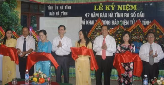 Các ông: Nguyễn Thanh Bình - Bí thư T.U; Trần Minh Kỳ - Phó Chủ tịch UBND tỉnh; Thiều Đình Duy - Trưởng Ban Tuyên giáo T.U Hà Tĩnh; Lê Hữu Quý - TBT Báo Hà Tĩnh, cắt băng khai trương Hà Tĩnh Online