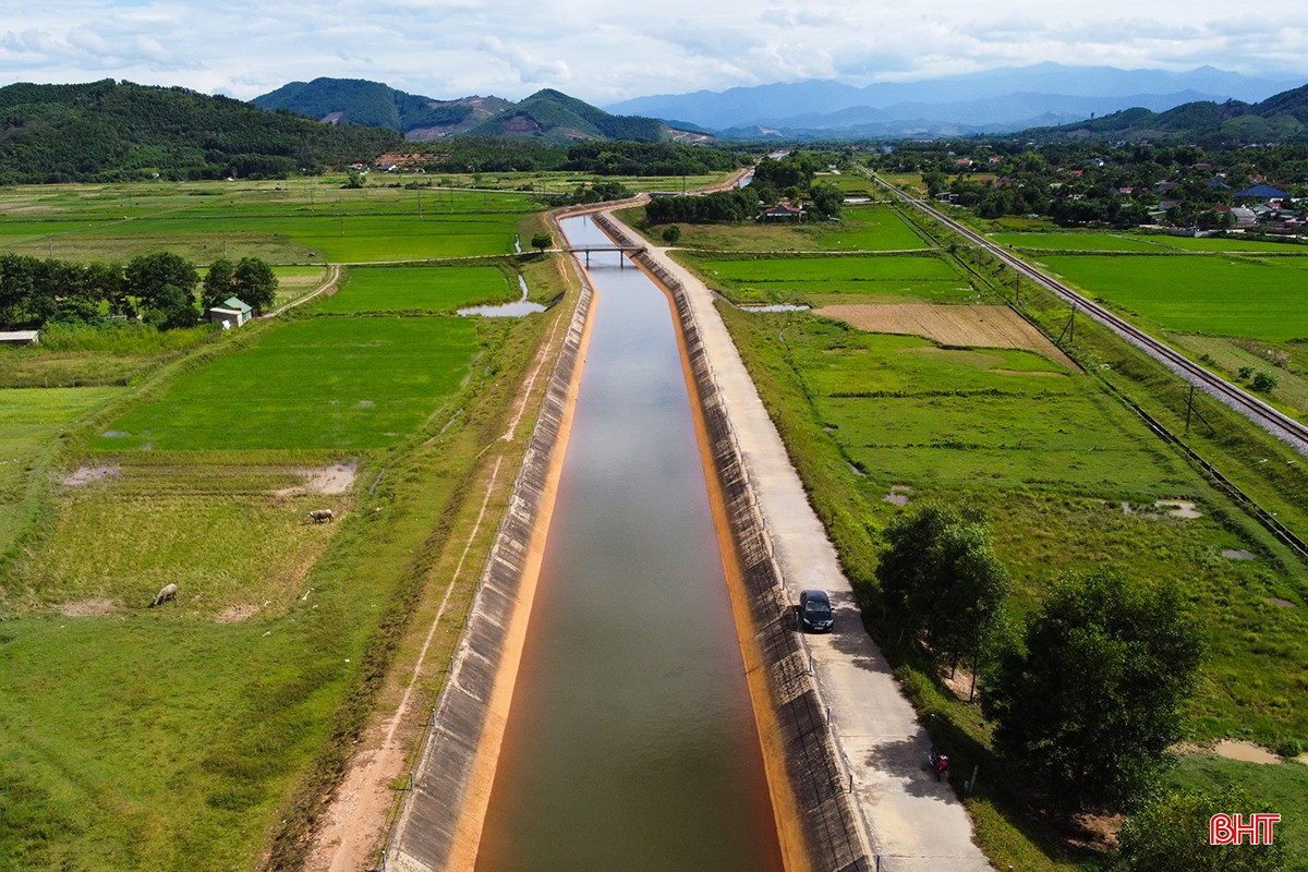 Vào thời điểm phục vụ tưới tiêu, kênh Ngàn Trươi có dòng chảy mạnh, 2 bên thành kênh không có điểm để bám víu.