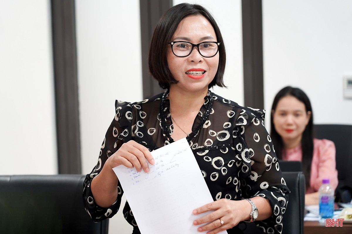 Bí thư Đảng ủy, Chủ tịch HĐND xã Đức Minh Cù Thị Mỹ Hiệp báo cáo tại hội nghị.
