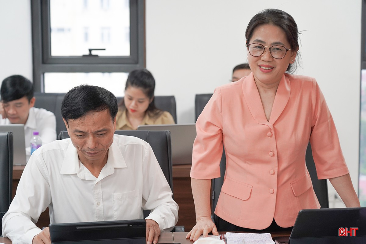 Chánh án Toà án nhân dân tỉnh Phan Thị Nguyệt Thu góp ý vào văn kiện đại hội các địa phương.