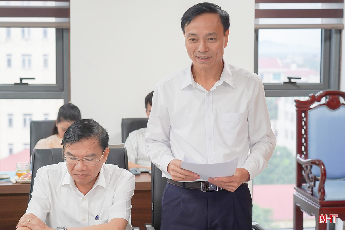 Giám đốc Sở Công thương Lê Trung Phước góp ý vào văn kiện đại hội các địa phương.