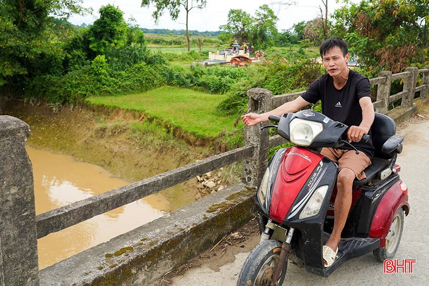 Ông Trần Đức Thạch (trú thôn Tiến Hoà, xã Đức Quang) chia sẻ: “Mỗi lần đi qua cầu, tôi đều phải hết sức cẩn thận, nhất là vào buổi tối. Đã có trường hợp người đi xe máy do không thấy rõ mép cầu nên bị đâm vào lan can gãy, may mắn không rơi xuống sông”.