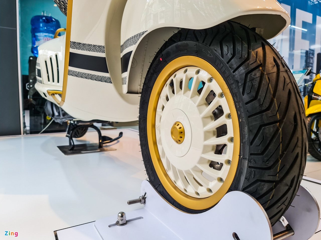 Cận cảnh Vespa 946 Christian Dior giá gần 700 triệu đồng tại Việt Nam