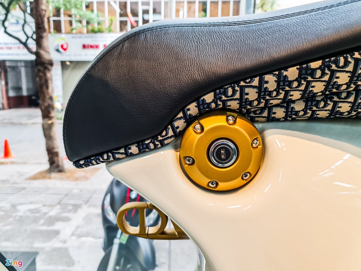 Cận cảnh Vespa 946 Christian Dior giá gần 700 triệu đồng tại Việt Nam