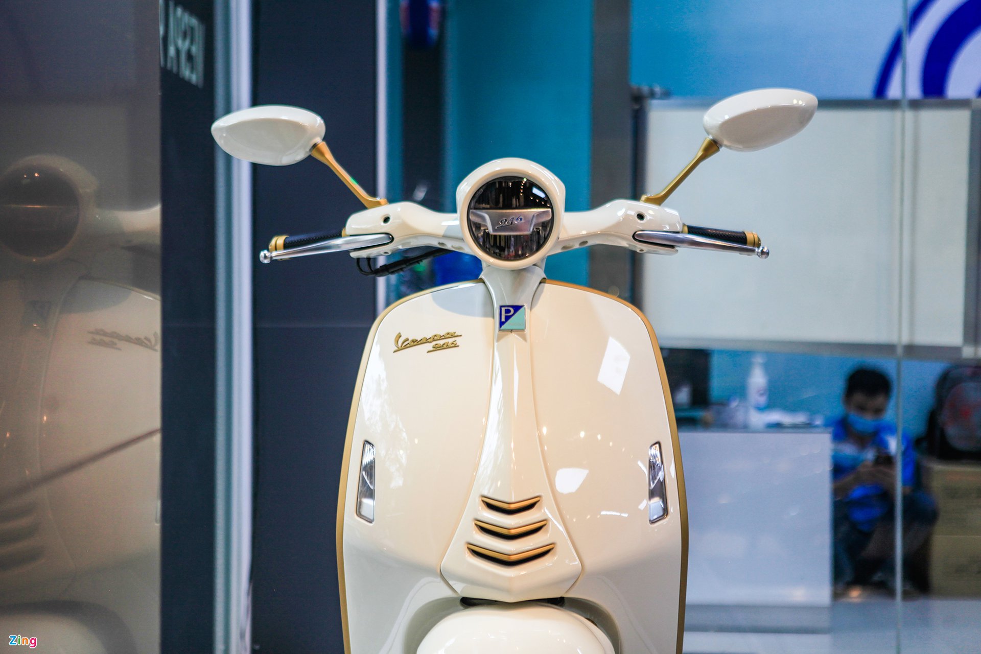 Cận cảnh Vespa 946 Christian Dior giá gần 700 triệu đồng tại Việt Nam