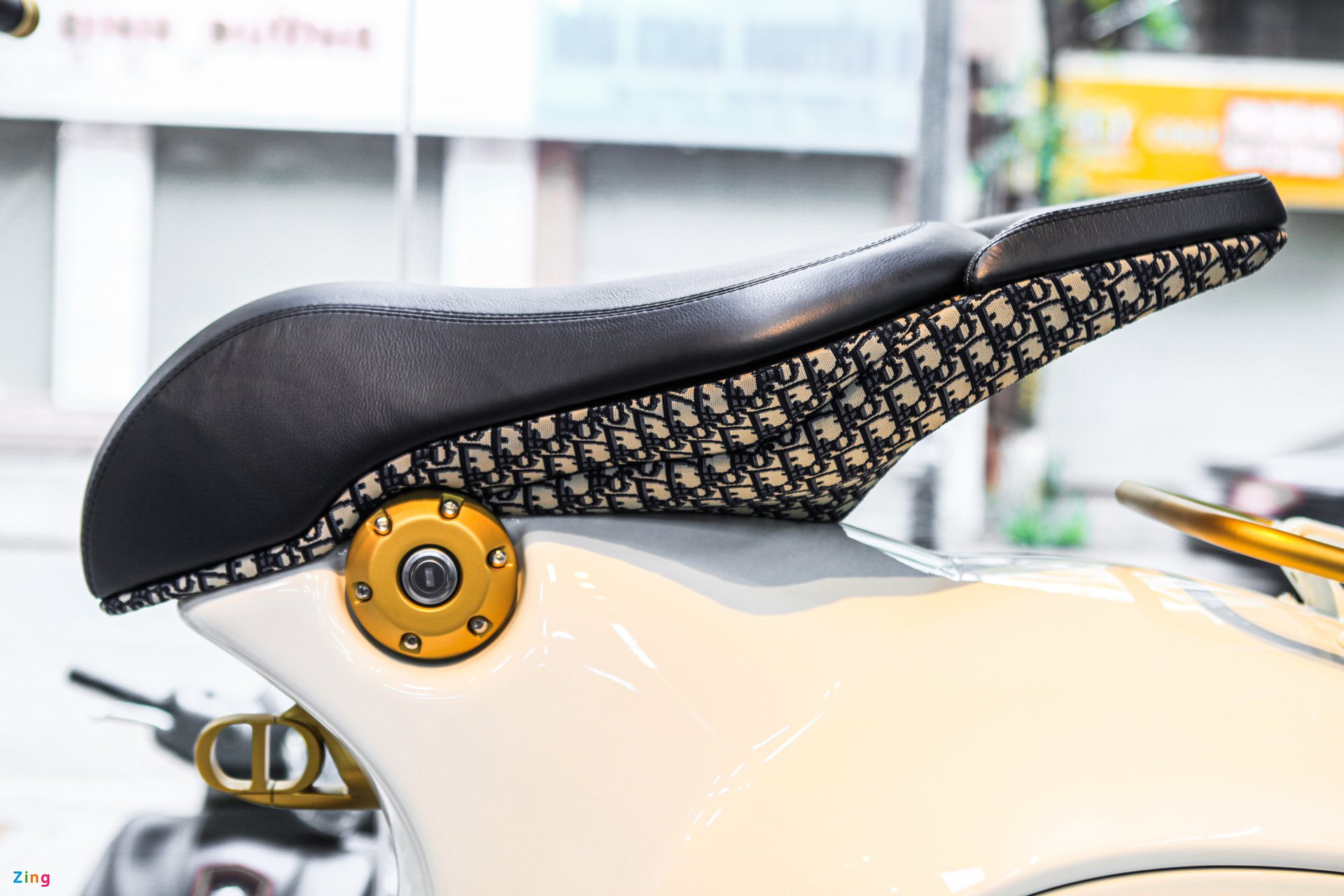 Cận cảnh Vespa 946 Christian Dior giá gần 700 triệu đồng tại Việt Nam