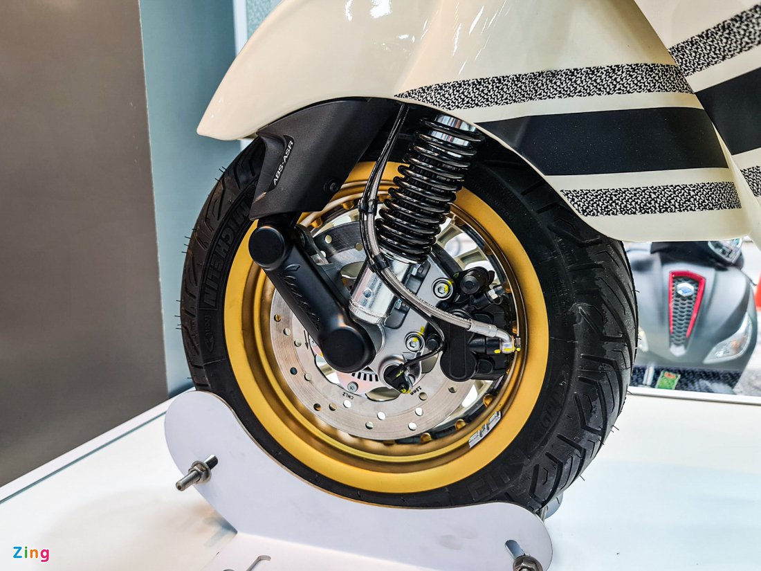 Cận cảnh Vespa 946 Christian Dior giá gần 700 triệu đồng tại Việt Nam