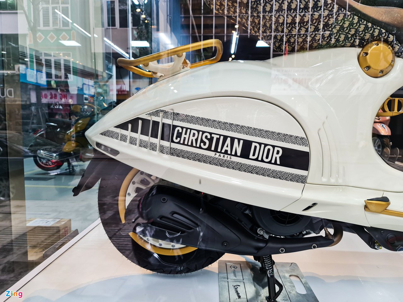 Cận cảnh Vespa 946 Christian Dior giá gần 700 triệu đồng tại Việt Nam