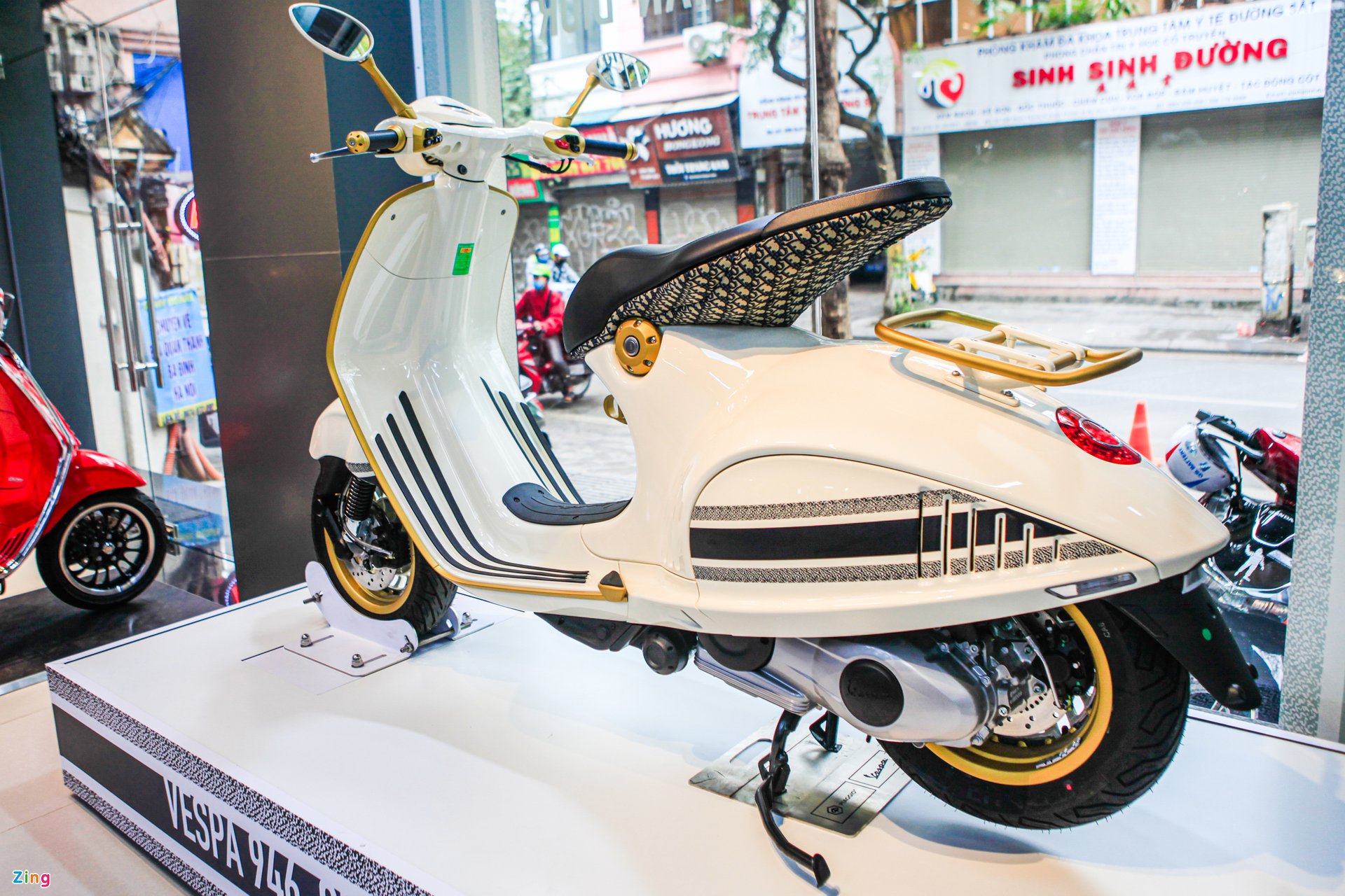 Cận cảnh Vespa 946 Christian Dior giá gần 700 triệu đồng tại Việt Nam