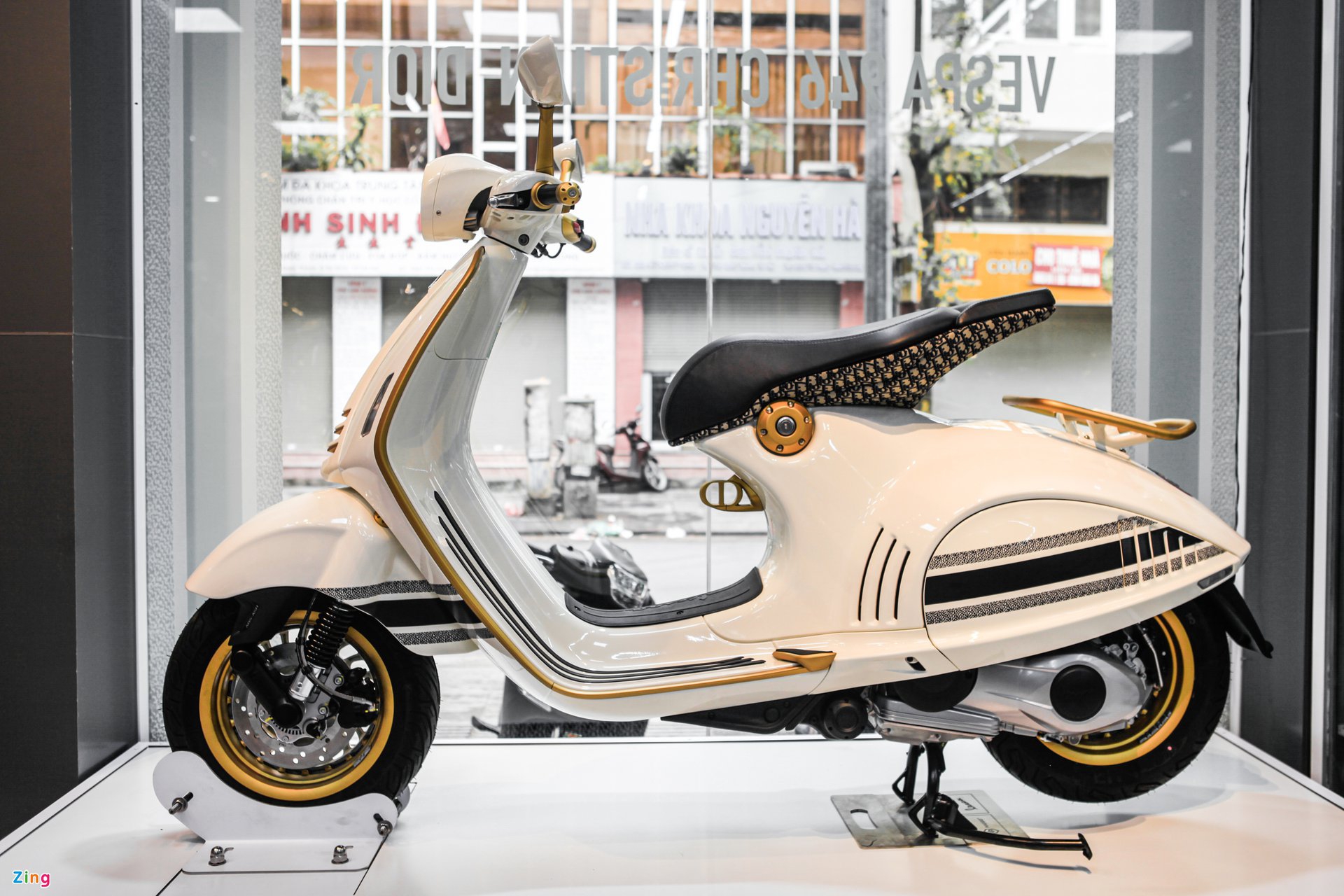 Cận cảnh Vespa 946 Christian Dior giá gần 700 triệu đồng tại Việt Nam