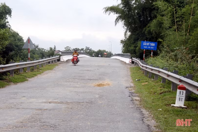 Lắp ngược “mắt” phản quang trên tuyến quốc lộ 8C đoạn cầu Mỹ Thịnh