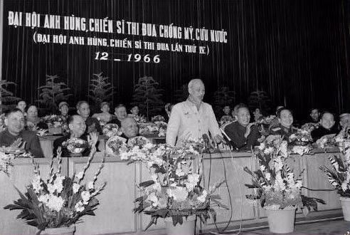 Bác Hồ và câu chuyện khen thưởng