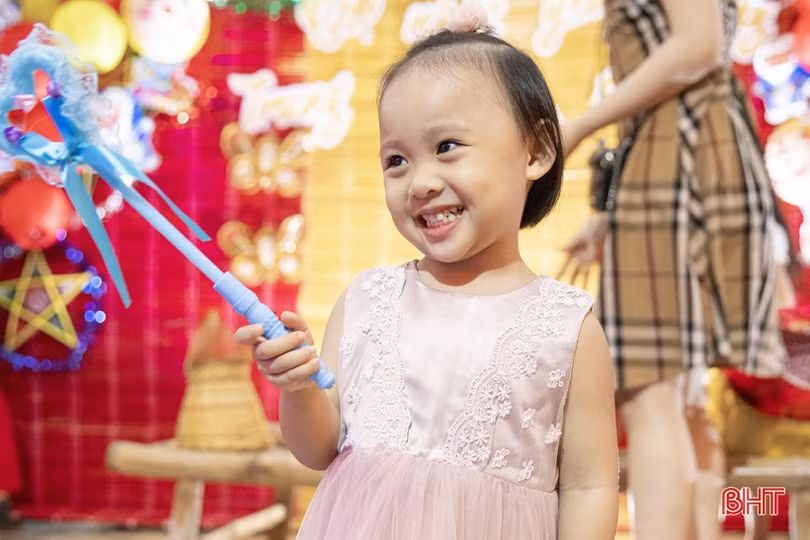 Phụ huynh Mầm non Trung Kiên hóa thân nhân vật cổ tích, mang niềm vui trung thu cho con