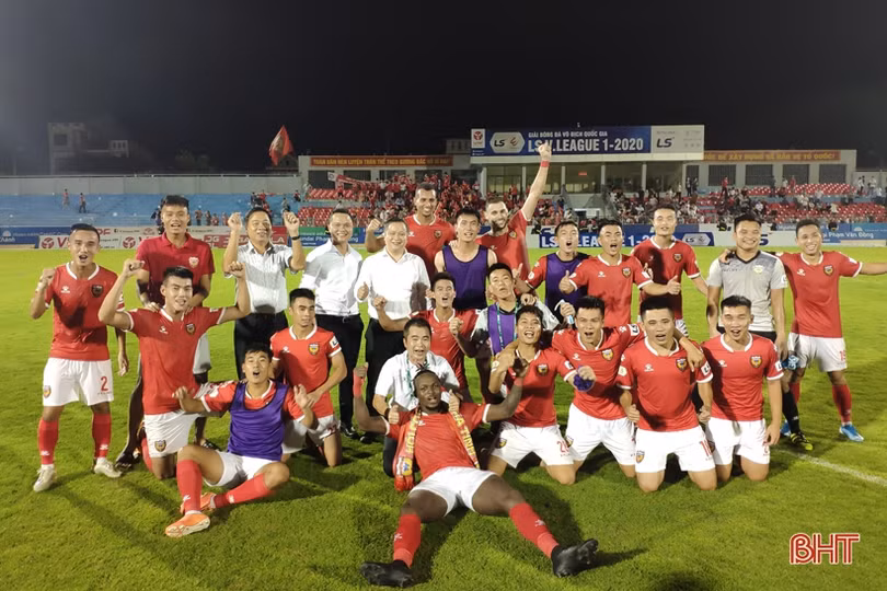 Thắng thuyết phục Quảng Nam 3-2, Hồng Lĩnh Hà Tĩnh chính thức vào top 8 V.League