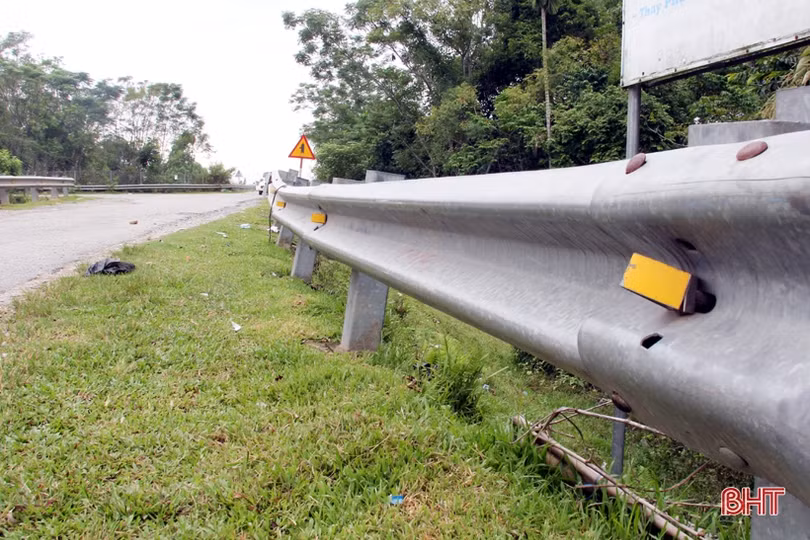 Lắp ngược “mắt” phản quang trên tuyến quốc lộ 8C đoạn cầu Mỹ Thịnh