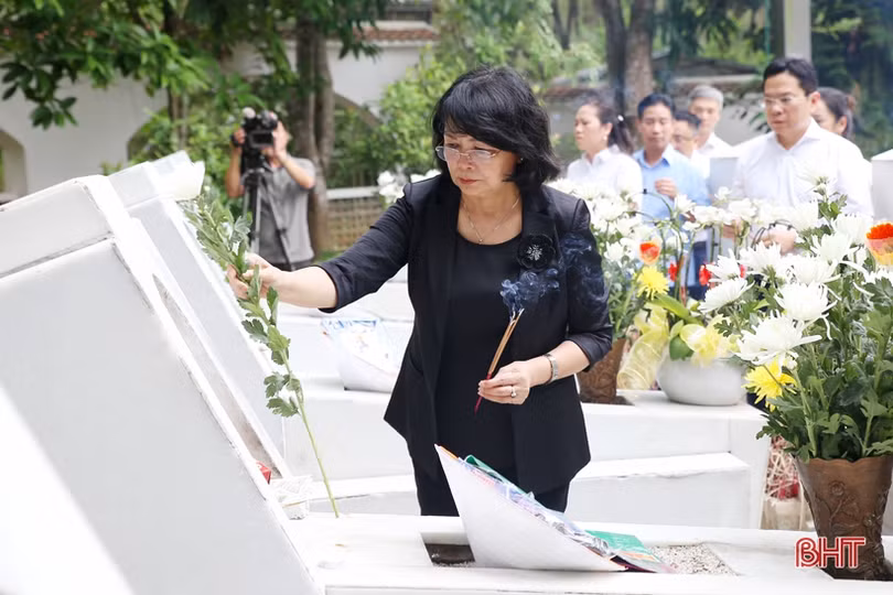 Phó Chủ tịch nước Đặng Thị Ngọc Thịnh dâng hương tại Ngã ba Đồng Lộc