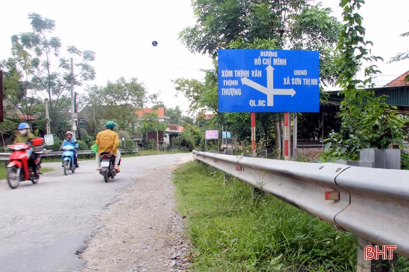 Lắp ngược “mắt” phản quang trên tuyến quốc lộ 8C đoạn cầu Mỹ Thịnh