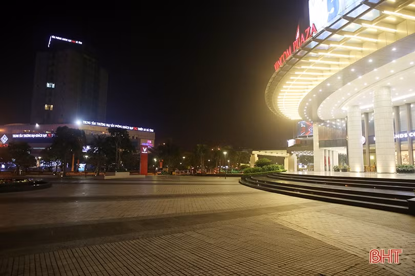Hà Tĩnh chuyển trạng thái chống dịch: Người dân cảnh giác, phố đêm thưa vắng!
