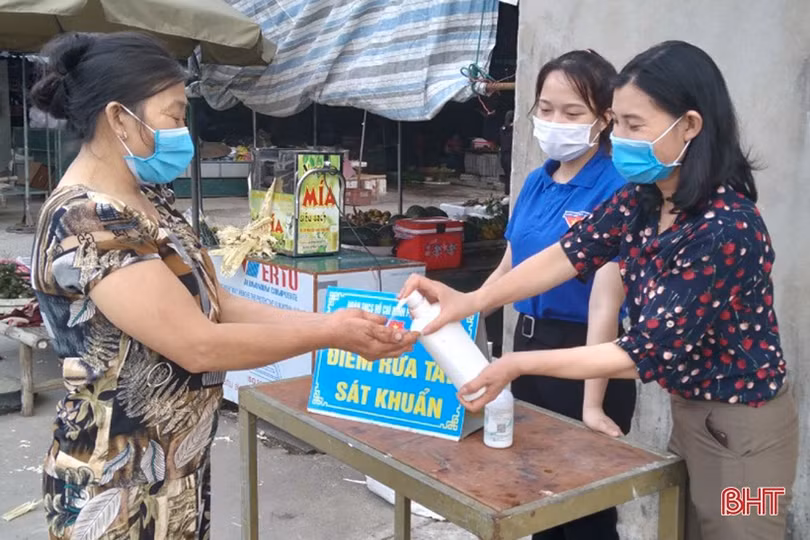 Phụ nữ Hà Tĩnh bền bỉ tuyên truyền, hỗ trợ phòng chống dịch Covid-19