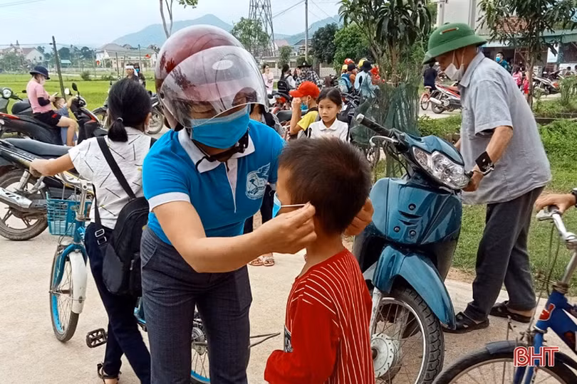 Phụ nữ Hà Tĩnh bền bỉ tuyên truyền, hỗ trợ phòng chống dịch Covid-19