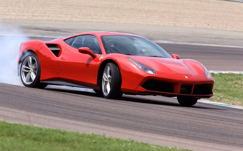 Lần đầu tiên siêu xe Ferrari bị triệu hồi tại Việt Nam