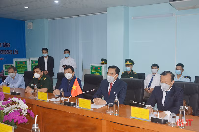 Hà Tĩnh trao tặng vật tư y tế phòng, chống dịch Covid-19 cho 2 tỉnh Bôlykhămxay và Khăm Muộn