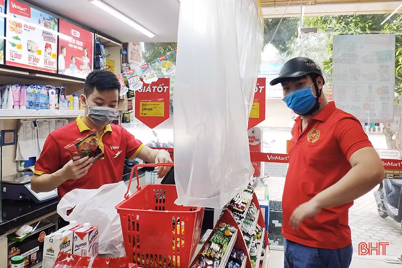 Hà Tĩnh chuyển trạng thái chống dịch: Người dân cảnh giác, phố đêm thưa vắng!