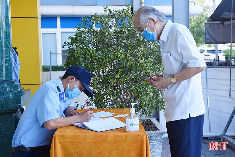 Các cơ quan, đơn vị ở Hà Tĩnh nâng cấp độ phòng dịch, chung tay thực hiện “mục tiêu kép”